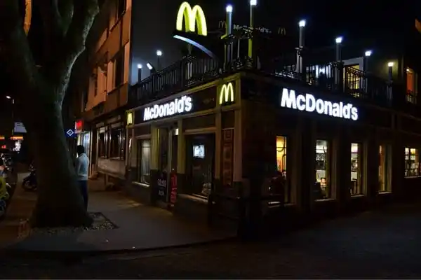 McDonald&apos;s'nin yemek ve ambiyans fotoğrafları 4