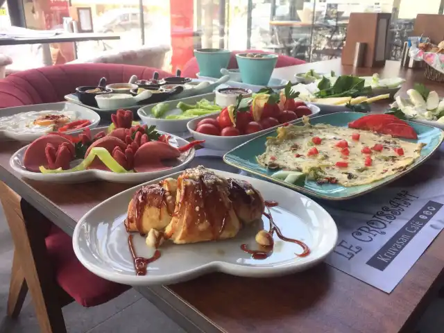 Le Croissant/Kruvasan Cafe'nin yemek ve ambiyans fotoğrafları 8