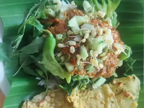 Nasi Pecel Ponorogo Syeindi, Pahlawan