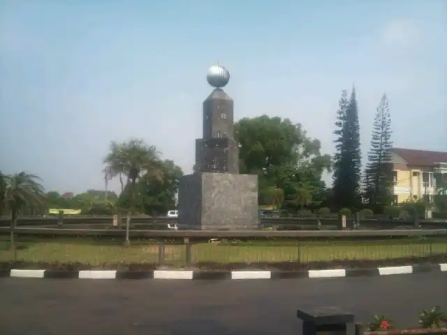 Gambar Makanan Bunderan Air Mancur Taman Yasmin 2