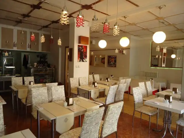 Dora Cafe & Restaurant'nin yemek ve ambiyans fotoğrafları 9