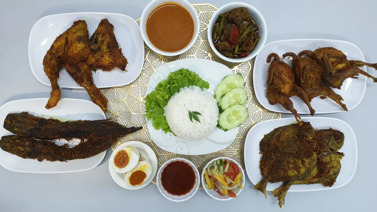 PAK TEH NASI KUKUS AYAM BEREMPAH