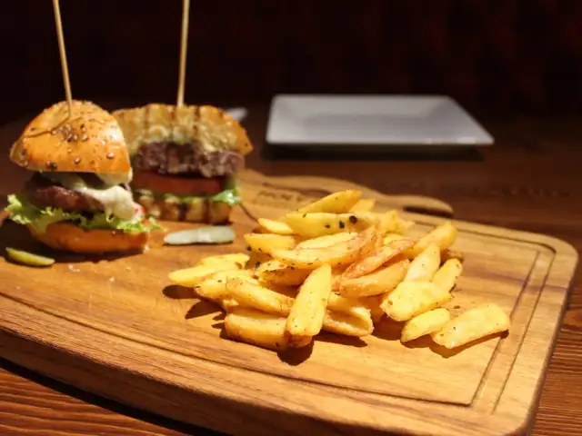 Holy Cow Gourmet Burgers & Steakhouse'nin yemek ve ambiyans fotoğrafları 7