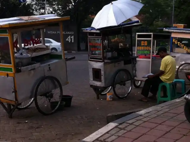 Gambar Makanan Jajanan Pinggiran Tugu Proklamasi 15