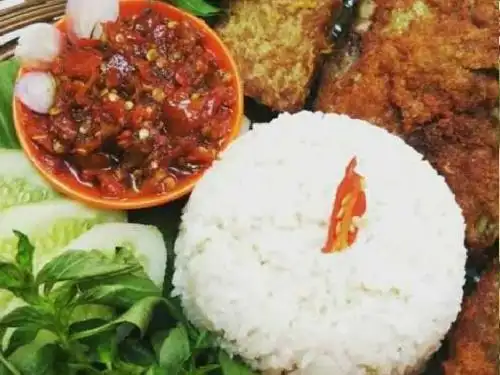 Ayam Penyet Borobudur, Medan Petisah