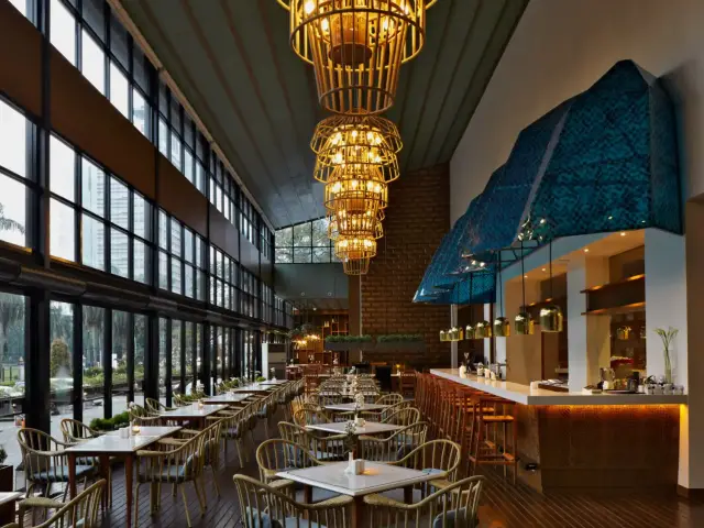 Gambar Makanan 100 Eatery & Bar - Century Park Hotel 2