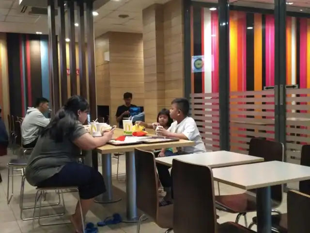 Gambar Makanan McDonald Ciputat 2