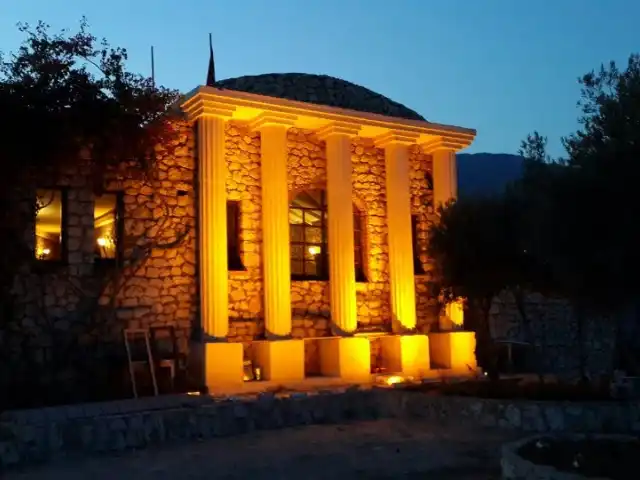 Akropol Cafe & Bar & Restaurant