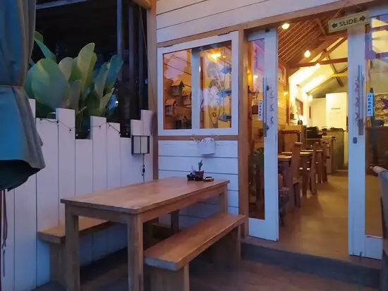 Gambar Makanan The Hut Restaurant Kuta 4