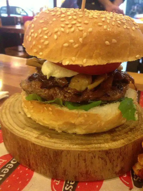 Beeves Burger & Steakhouse'nin yemek ve ambiyans fotoğrafları 10