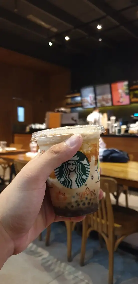 Gambar Makanan Starbucks Phinisi Point 4