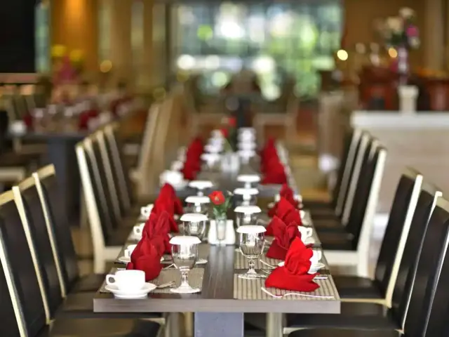 Gambar Makanan Emerald Restaurant - Travello Hotel 7