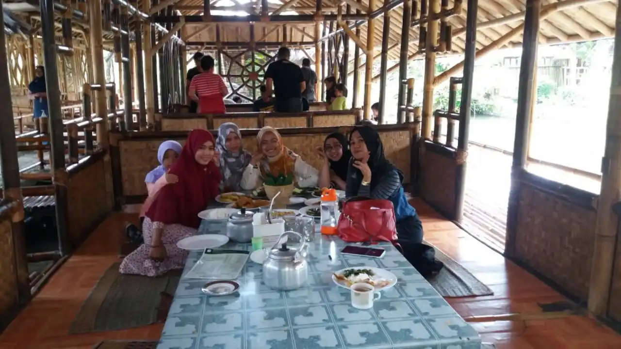 Rumah Makan Lesehan Pawon Cikunir