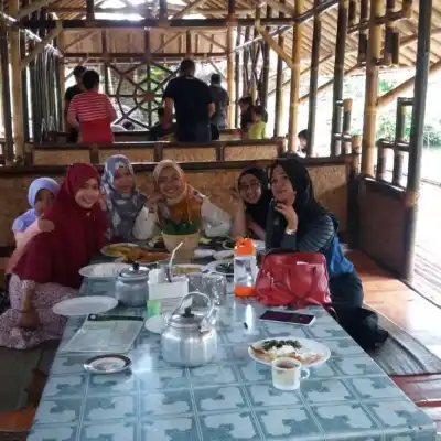 Rumah Makan Lesehan Pawon Cikunir