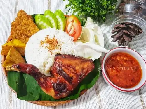 Ayam Bakar Bu Chika, Nakula