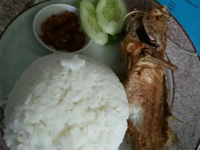 Lesehan Kolam Ikan