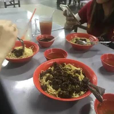 Mee Kolok Mangkuk Merah