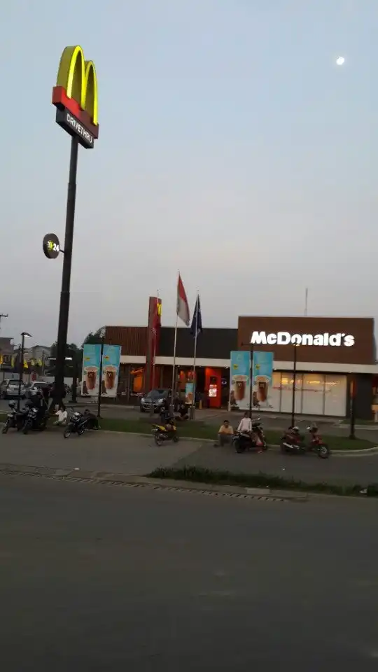 Gambar Makanan Mcdonald Grand Wisata 4