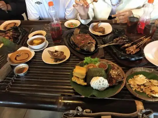 Gambar Makanan Saung Gawir Bungalow & Resto 15