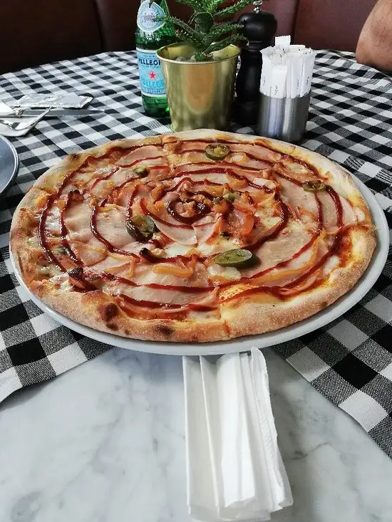Etna Pizzeria'nin yemek ve ambiyans fotoğrafları 4