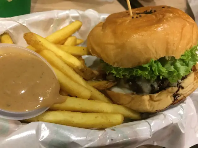 Burger Junkyard Food Photo 16