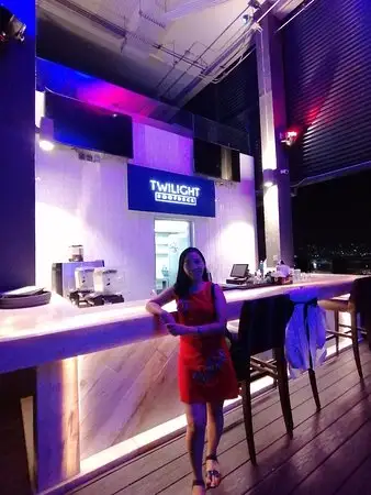Twilight Roofdeck Lounge + Bar