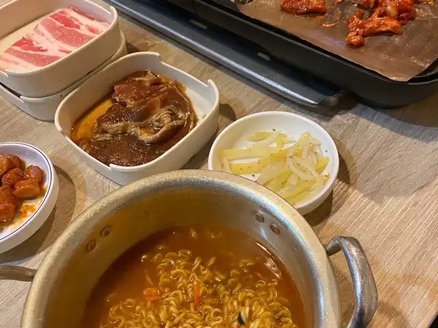 돈돼지 삼겹살 Don Dwae Ji Sam Gyeob Sal Unlimited Refillable Korean BBQ Food Photo 2