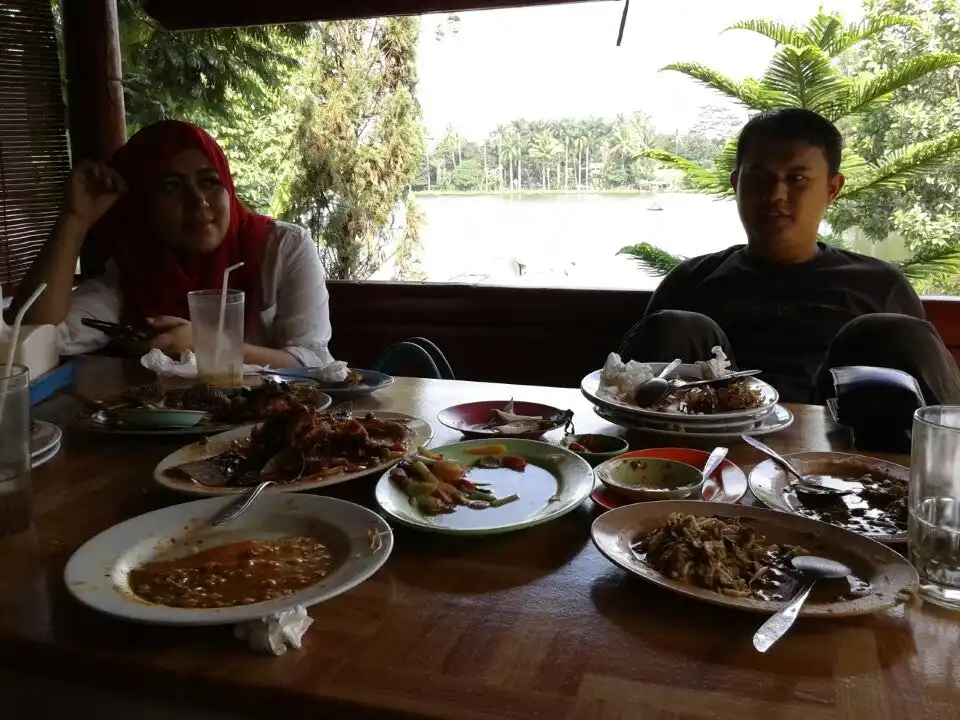 Rumah Makan Saung Situ Jatijajar