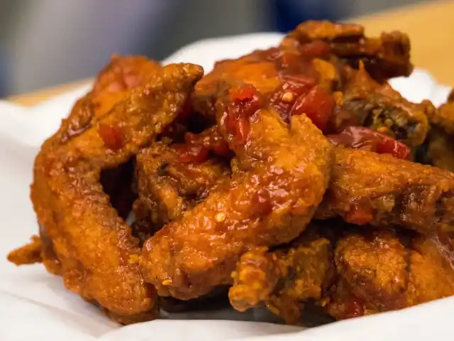 21 Dubs Flavored Chicken Wings Food Photo 9