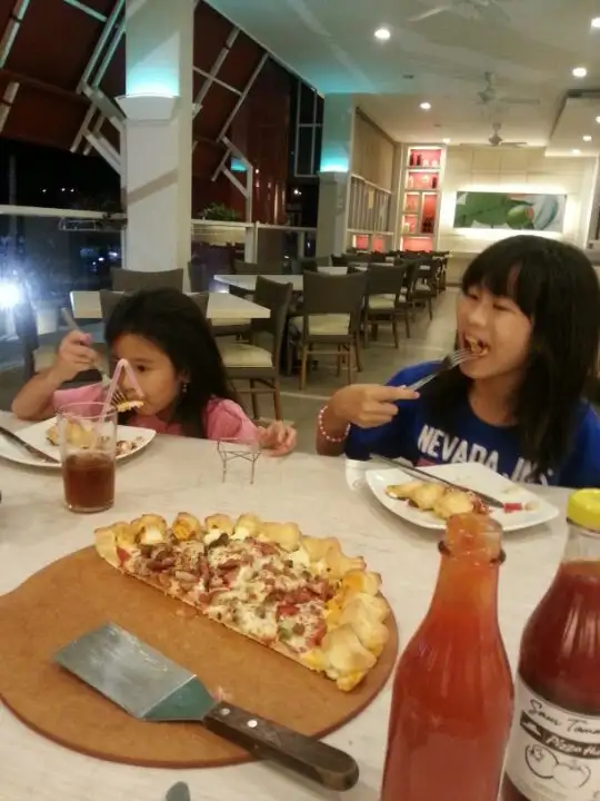 Gambar Makanan Pizza hut jatiasih komsen 5