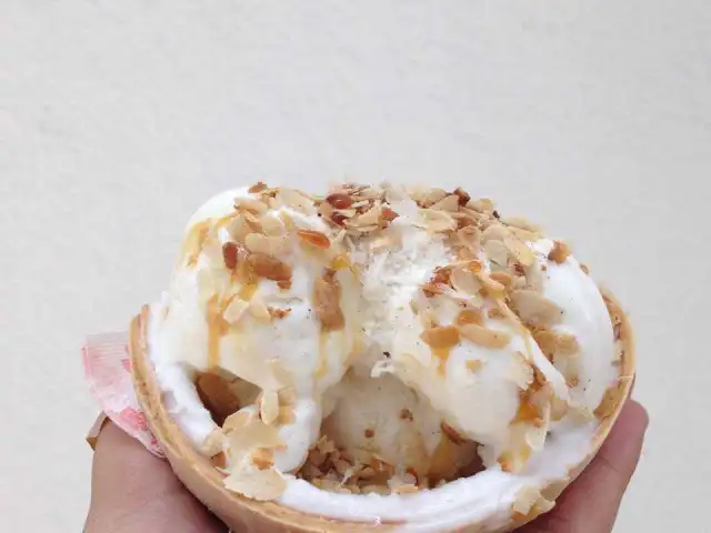 Saranira Coconut Ice Cream Food Photo 2