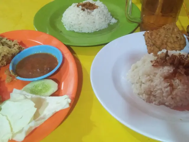 Gambar Makanan Ayam Goreng Kremes & Nasi Uduk 68 3