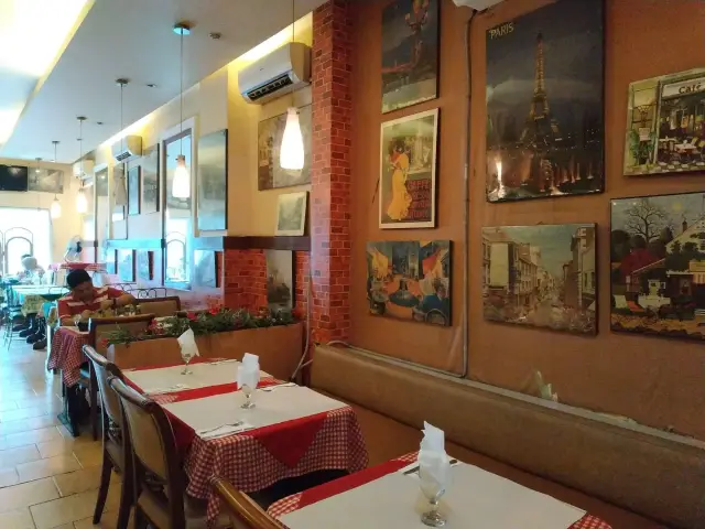 Gambar Makanan Cafe de Paris - The Bellezza Suites 2