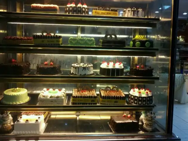 Gambar Makanan Olympic Bakery 5