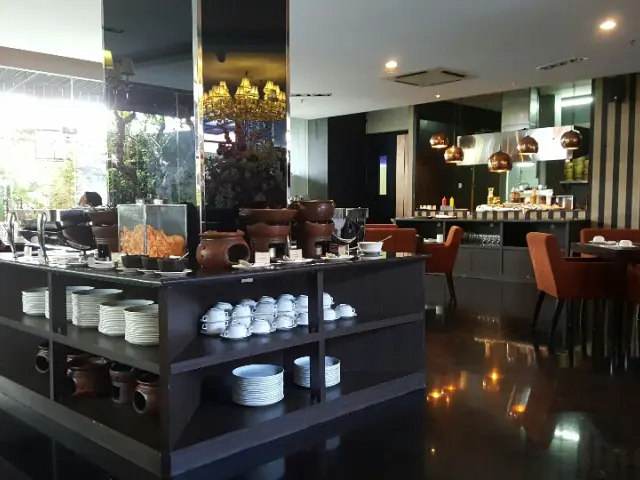 Gambar Makanan Andromeda Coffee Shop - Hotel Cosmo Amaroossa 2