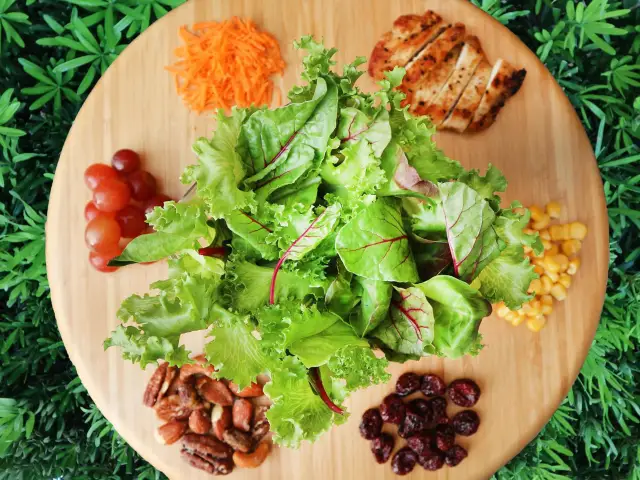 Leafy Greens Shop (Your Salad Creation Experience) Food Photo 1