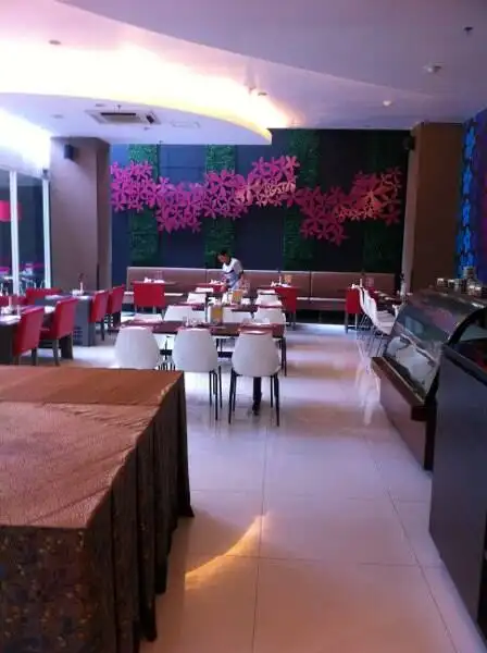 Gambar Makanan Tomodachi Cafe - Fave Hotel 2