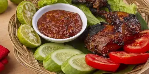 Warung Lalapan Ayam Bakar dan Ayam Geprek Om Bend, Denpasar