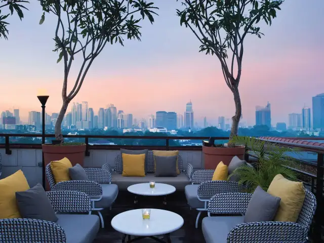 Gambar Makanan La Vue Rooftop Bar - The Hermitage 8