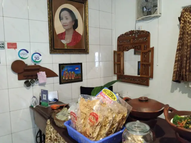 Gambar Makanan Ayam Goreng Bacem Mbok Sum 13