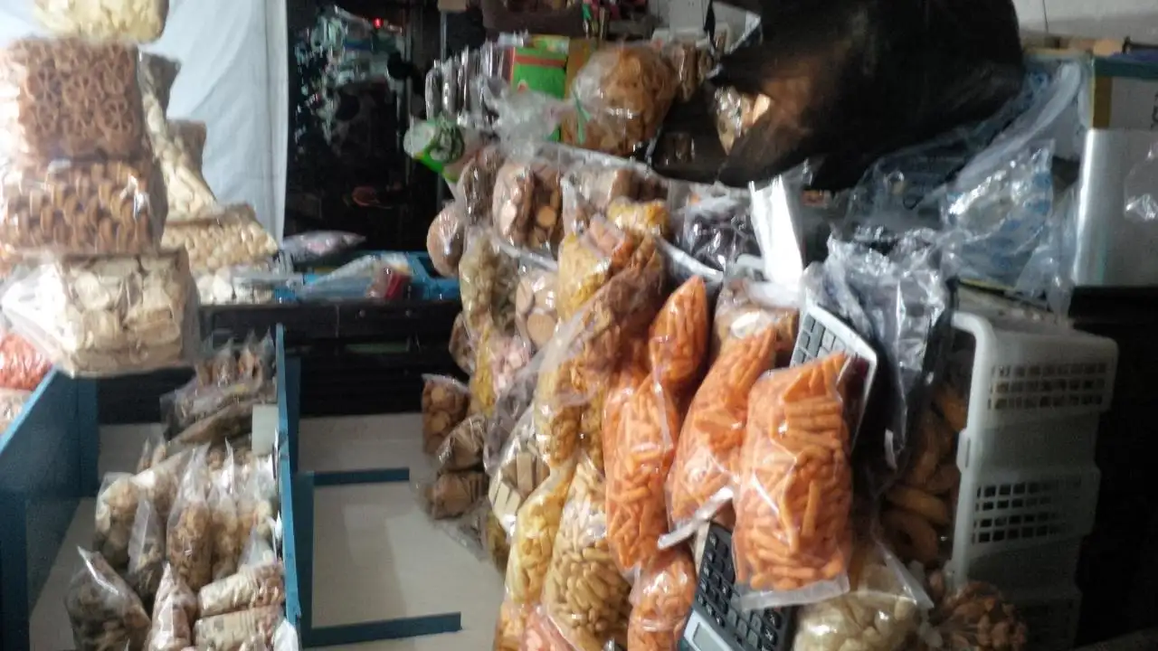Toko makanan khas solo Bu Menik kios pasar nongko no 12