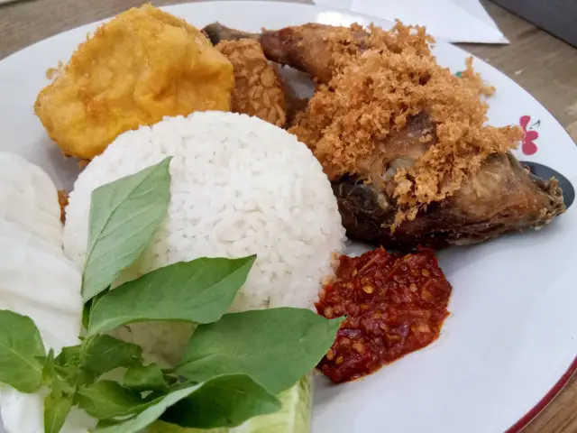 Gambar Makanan Ayam Kremes Nyonyah Bhesar 3