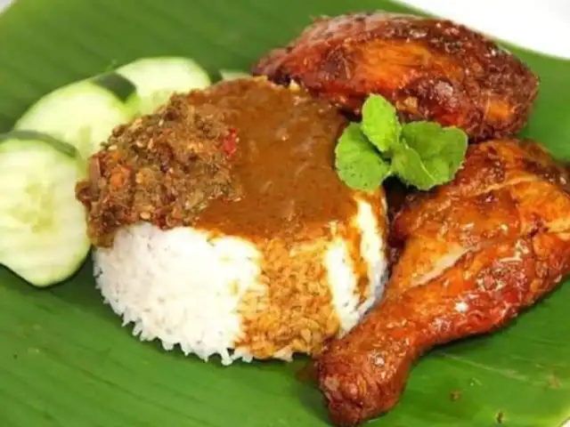 Nasi kukus ayam goreng rempah (Ala Thai)