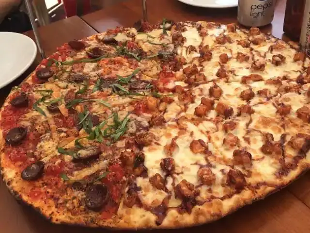The Upper Crust Pizzeria'nin yemek ve ambiyans fotoğrafları 67