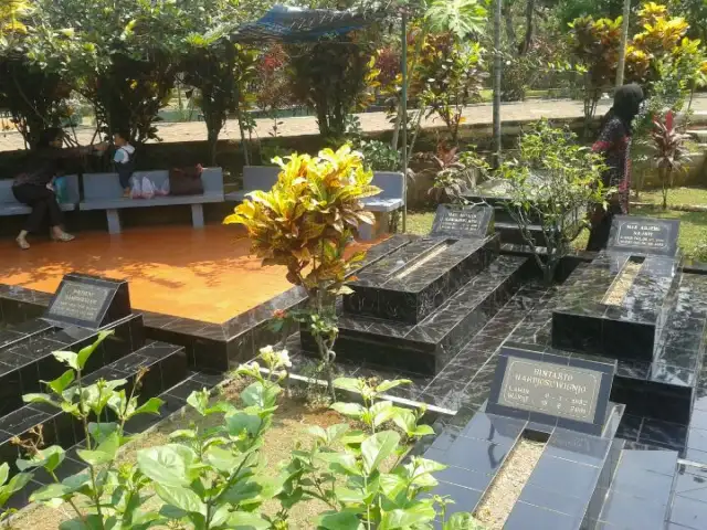 Gambar Makanan Makam Giri tama 3