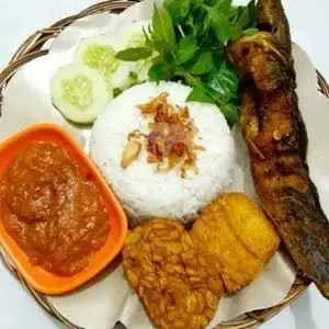 Gambar Makanan Pecel Lele Sambel Setan Raja Dhemit Pedas Extreme, Hankam 9