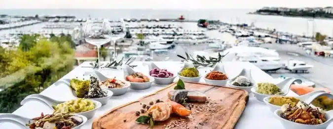 Ouzo Roof Restaurant - Wyndham Grand İstanbul Kalamış Marina Hotel'nin yemek ve ambiyans fotoğrafları 1