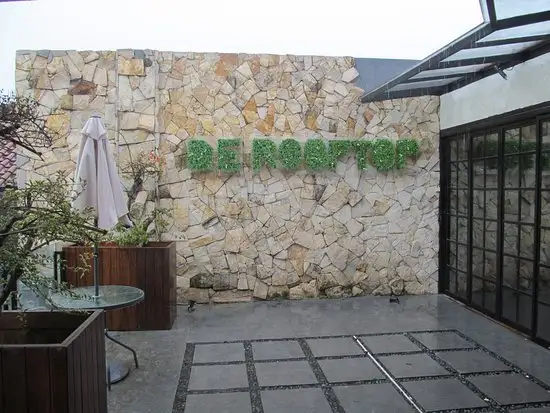 De Cafe Rooftop Garden