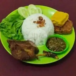 Gambar Makanan Nasi Bebek Ibu Isya Bumbu Hitam Khas Madura, Jl Raya Tengah Gedong Ps.Rebo 10