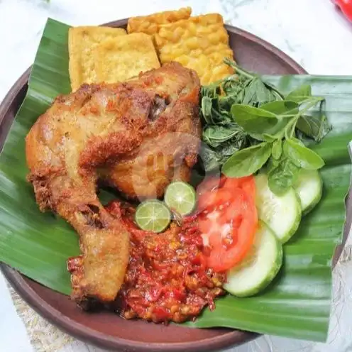 Gambar Makanan Ayam Goreng Pejantan Momski Yuga, Gang Sukaresik 3 (Gang Pojok) 5